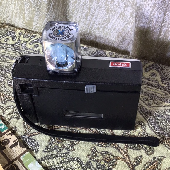 Vintage camera Kodak instamatic x-35 with book w (used) flash bulb for Display - Picture 5 of 6